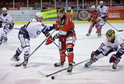 Eispiraten Crimmitschau gewinnen mit 6:2 vor heimischer Kulisse - Tobias Lindberg. Foto: Andreas Kretschel