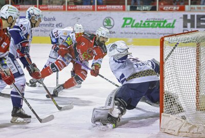 Eispiraten Crimmitschau gewinnen mit 6:2 vor heimischer Kulisse - 5:1 durch Ladislav Zikmund. Foto: Andreas Kretschel