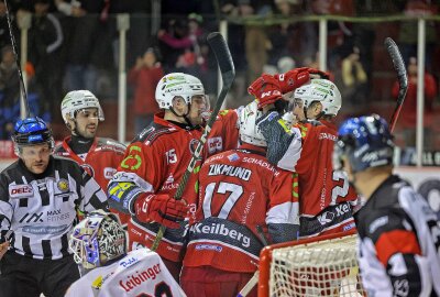 Eispiraten Crimmitschau gewinnen mit 6:2 vor heimischer Kulisse - 5:1 durch Ladislav Zikmund. Foto: Andreas Kretschel