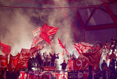 Eispiraten Crimmitschau gewinnen mit 6:2 vor heimischer Kulisse - Fans vor dem Spiel. Foto: Andreas Kretschel