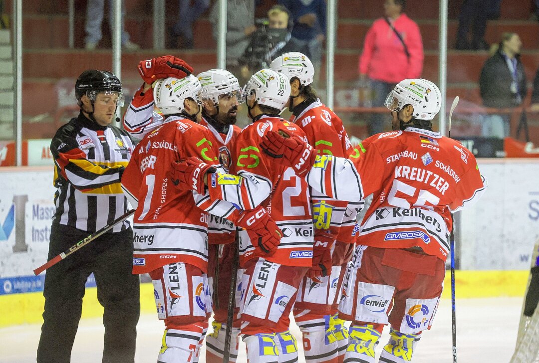 Eispiraten feiern ersten Saisonsieg über Kassel mit 3:1 -  2:1 durch Ladislav Zikmund. Foto: Andreas Kretschel