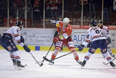 Eispiraten feiern ersten Saisonsieg über Kassel mit 3:1 - Lukas Wagner im Bild. Foto: Andreas Kretschel