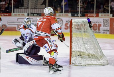 Eispiraten feiern ersten Saisonsieg über Kassel mit 3:1 -  1:1 durch Tobias Lindberg. Foto: Andreas Kretschel