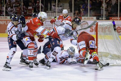 Eispiraten feiern ersten Saisonsieg über Kassel mit 3:1 - Vincent Saponari vor dem Tor der Gäste. Foto: Andreas Kretschel