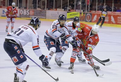 Eispiraten feiern ersten Saisonsieg über Kassel mit 3:1 - Ladislav Zikmund im Bild. Foto: Andreas Kretschel