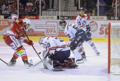 Eispiraten feiern ersten Saisonsieg über Kassel mit 3:1 - Scott Fser im Bild. Foto: Andreas Kretschel