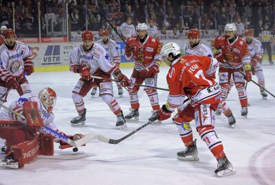 Eispiraten feiern Heimsieg über EV Landshut - Scott Faser vor dem Gästetor. Foto: Andreas Kretschel