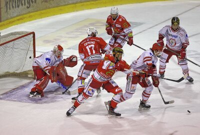 Eispiraten feiern Heimsieg über EV Landshut - Vor dem Gästetor Tobias Lindberg (goldener Helm), Ladislav Zikmund (17) und Rihards Marenis. Foto: Andreas Kretschel