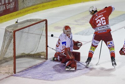 Eispiraten feiern Heimsieg über EV Landshut - Lukas Wagner. Foto: Andreas Kretschel