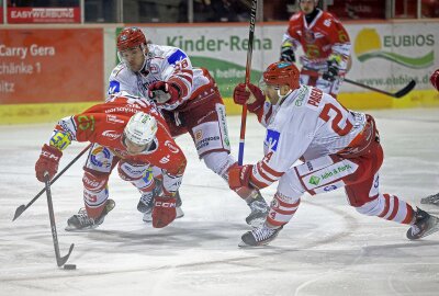 Eispiraten feiern Heimsieg über EV Landshut - Rihards Marenis (29). Foto: Andreas Kretschel