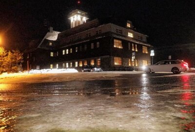 Eisregen vereist Fichtelbergplateau: Schwebebahn muss Betrieb einstellen - Fichtelbergplateau vereist aufgrund von starkem Eisregen. Foto: Bernd März