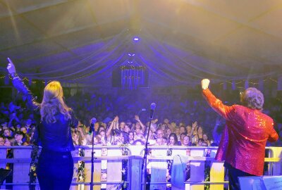 Ekstase beim "Oktoberfetzt": Olaf der Flipper bringt Party im Erzgebirge zum Kochen - Bei jedem Lied wurde mitgesungen und getanzt. Foto: Andreas Bauer