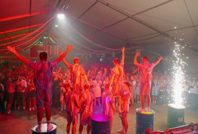 Ekstase beim "Oktoberfetzt": Olaf der Flipper bringt Party im Erzgebirge zum Kochen - Für ein weiteres Highlight sorgte das Großrückerswalder Männerballett. Foto: Andreas Bauer