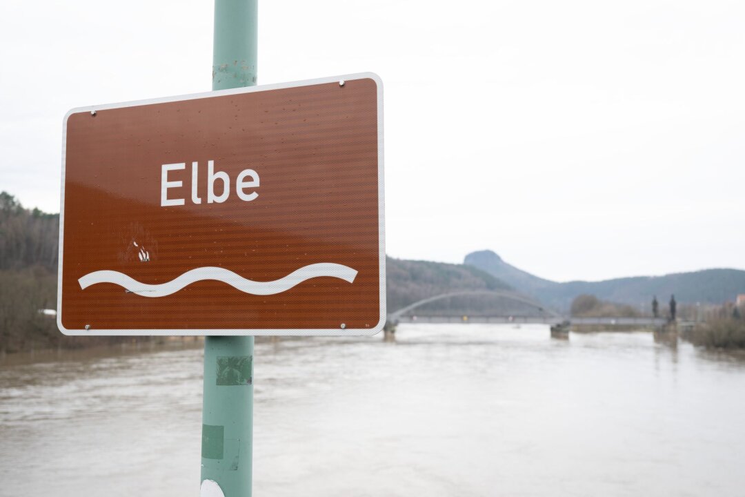 Elbbrücke in Bad Schandau ab sofort gesperrt - Die Elbbrücke in Bad Schandau muss aus Sicherheitsgründen ab sofort für den Verkehr gesperrt werden. (Archivbild)