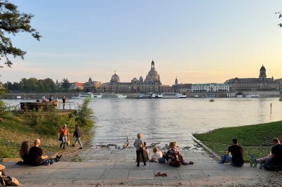 Zahlreiche Menschen nutzten das sommerliche Wetter für einen Ausflug ans Hochwassergebiet. Foto: Daniel Unger