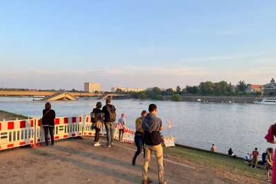 Zahlreiche Menschen nutzten das sommerliche Wetter für einen Ausflug ans Hochwassergebiet. Foto: Daniel Unger