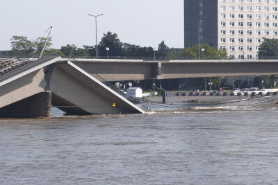 Elbpegel in Dresden steigt weiter an: Menschen trotzen dem Hochwasser - Trotz des ansteigenden Pegelstandes der Elbe, genießen die Menschen das Wetter. Foto: Bernd März