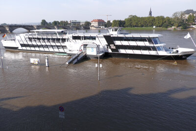 Elbpegel in Dresden steigt weiter an: Menschen trotzen dem Hochwasser - Strahlender Sonnenschein und trotzdem steigt der Pegel der Elbe weiterhin an. Foto: Bernd März