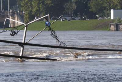 Elbpegel in Dresden steigt weiter an: Menschen trotzen dem Hochwasser - Derzeit schwankt der Pegel zwischen 608 Zentimeter und 610 Zentimeter. Foto: Bernd März