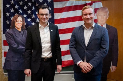 Election Night an der TU Chemnitz: Spannende Einblick in die US- Präsidentschaftswahl - Spannende Einblick in die "Election Night" an der TU Chemnitz: Rektor der TU Chemnitz Gerd Strohmeier (l.) und Vertr.-Prof. Dr. Benjamin Höhne (r.) Foto: Michele Scognamillo