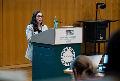 Election Night an der TU Chemnitz: Spannende Einblick in die US- Präsidentschaftswahl - Spannende Einblick in die "Election Night" an der TU Chemnitz: Courtney Mazzone vom Generalkonsulat der USA in Leipzig. Foto: Michele Scognamillo