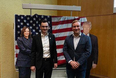 Election Night an der TU Chemnitz: Spannende Einblick in die US- Präsidentschaftswahl - Spannende Einblick in die "Election Night" an der TU Chemnitz: Rektor der TU Chemnitz Gerd Strohmeier (l.) und Vertr.-Prof. Dr. Benjamin Höhne (r.) Foto: Michele Scognamillo