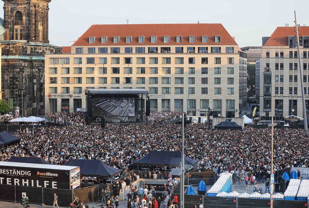 Elektrisierende Beats: 15.000 Fans feiern mit Paul Kalkbrenner auf Dresdner Altmarkt - 15.000 Fans kamen auf den Dresdner Altmarkt. Foto: xcitepress