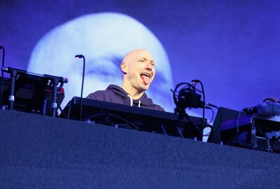 Elektrisierende Beats: 15.000 Fans feiern mit Paul Kalkbrenner auf Dresdner Altmarkt - DJ Paul Kalkbrenner begeistert tausende Musik-Fans. Foto: xcitepress