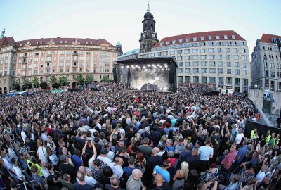 Elektrisierende Beats: 15.000 Fans feiern mit Paul Kalkbrenner auf Dresdner Altmarkt - Tausende Menschen strömten am Freitag auf den Dresdner Altmarkt. Foto: xcitepress