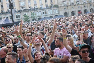 Elektrisierende Beats: 15.000 Fans feiern mit Paul Kalkbrenner auf Dresdner Altmarkt - Der DJ Paul Kalkbrenner vereint junge und alte Menschen. Foto: xcitepress