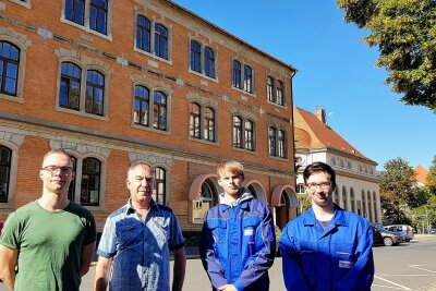 Elektrotechnik Plauen erlebt Azubi-Invasion - Im Bild von links: Ausbilder Rico Arndt und Geschäftsführer Robby Clemenz haben die neuen Azubis Jannik Schödel und Pascal Zorn im Team der Elektrotechnik Plauen begrüßt. Foto: Karsten