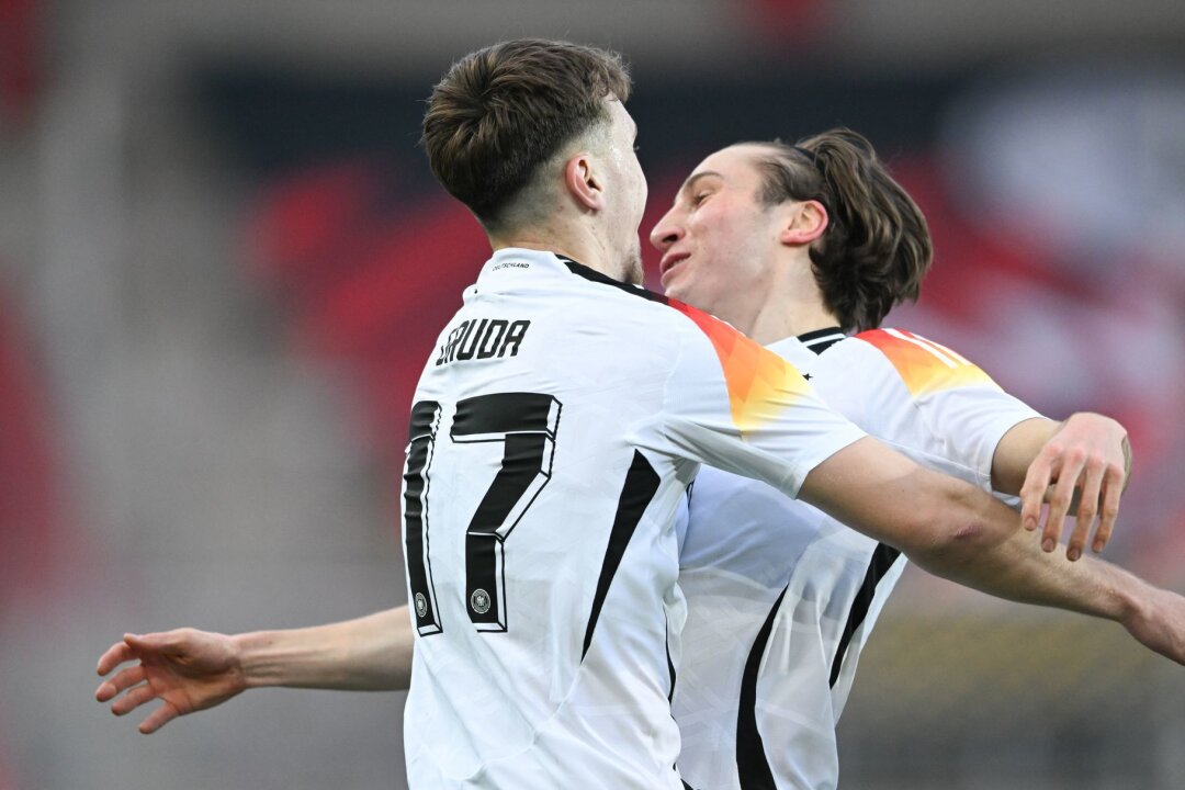 Elf Monate nach kuriosem U21-Debüt: Reitz in U21 gesetzt - Weniger als ein Jahr nach dem Debüt ist Rocco Reitz (r) im Team gesetzt.