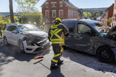 Ellefeld: Automatisches Notrufsystem alarmiert Feuerwehr und Rettungsdienst - Die Fahrzeuge sind stark beschädigt. Foto: David Rötzschke