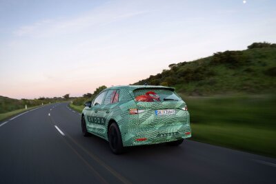 Elroq: So will Skoda die E-Mobilität erschwinglicher machen - Erste Ausfahrt: Der Tester erwähnt das komfortable Fahrwerk, das neben weiteren Details an andere Autos aus dem MEB-Baukasten erinnert.