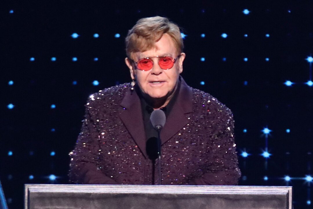 Elton John teilt mit derbem Schimpfwort gegen Elon Musk aus - Der 77-jährige Popstar Elton John ließ sich zu einem derben Witz über Tesla-Chef Elon Musk hinreißen. (Archivbild)