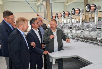 Embro-Neubau in Falkenstein feierlich eingeweiht - Geschäftsführer Markus Flechsing (re.) erklärte Falkensteins Bürgermeister Marco Siegemund (CDU, 2.v.li.), Landtagsabgeordneten Sören Voigt (CDU, 3.v.Li.) und Auerbachs Bürgermeister  Jens Scharff (parteilos 2. v. re.) die Produktionsabläufe.  Foto: Thomas Voigt