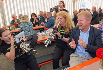 Embro-Neubau in Falkenstein feierlich eingeweiht - Die Schalmeienfreunde der Stadt Falkenstein sorgten im Festzelt für Stimmung. Falkensteins Rathaus-Chef hatte jede Menge Spaß. Foto: Thomas Voigt