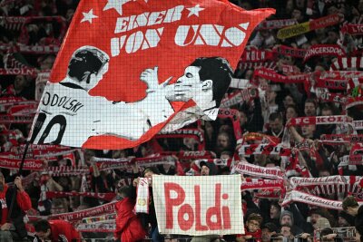 Emotionaler Poldi-Abschied - Löw schwärmt - Kultfigur in Köln: Fans würdigen Lukas Podolski.