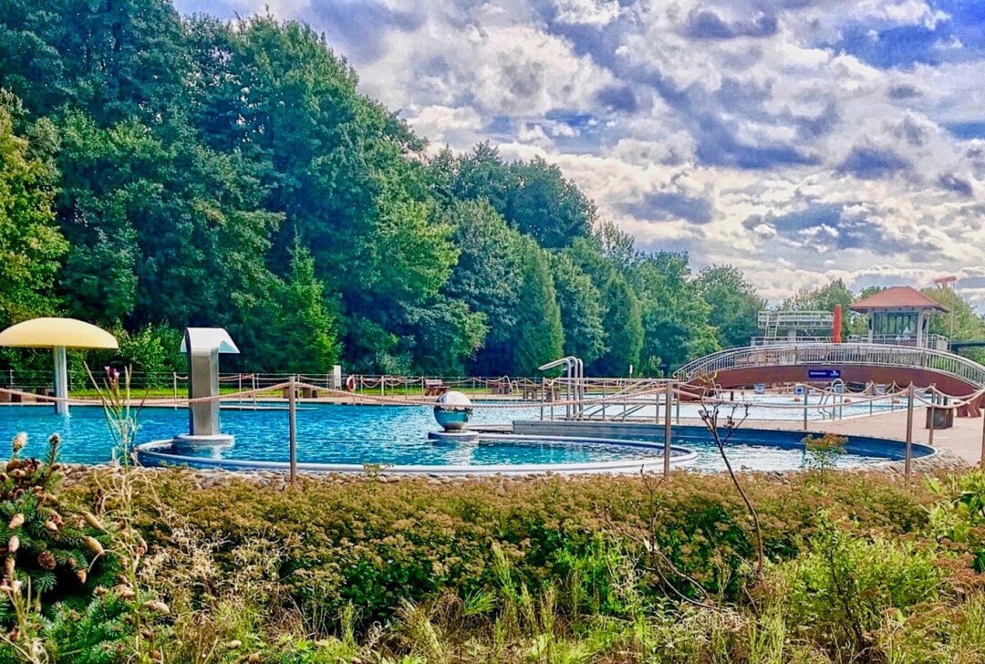 Ende der Badesaison: In diesem Chemnitzer Freibad sind Modellbauten im Wasser zu sehen - Nach der offiziellen Freibadsaison lädt am Sonntag das Freibad Gablenz zum Modellbautag ein. Foto: Steffi Hofmann