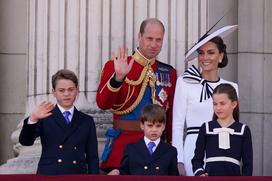 Ende der "großen Lücke": Kate wieder mit Royals vereint - Prinz William und Prinzessin Kate auf dem Balkon des Buckingham Palastes mit ihren Kindern Prinz George (v.l.n.r.), Prinz Louis und Prinzessin Charlotte.
