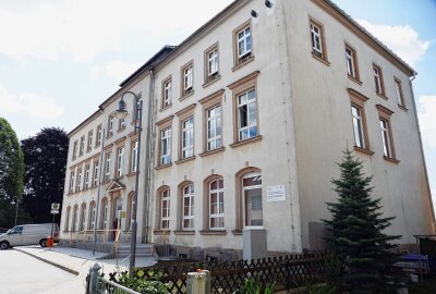 Endlich: Grundschule im Erzgebirge nach drei Jahren wieder geöffnet - Von Außen wirkt die Schule kaum verändert, doch drinnen hat sich viel getan. Foto: Andreas Bauer