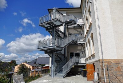 Endlich: Grundschule im Erzgebirge nach drei Jahren wieder geöffnet - Diese neue Außentreppe dient als zweiter Rettungsweg. Foto: Andreas Bauer