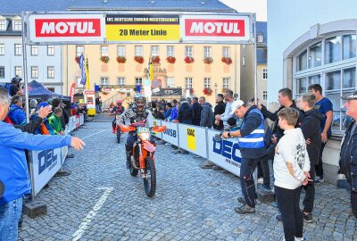 Enduro "Rund um Zschopau" bittet zum Tanz - Los geht es wieder vorm Rathaus. Foto: Thorsten Horn