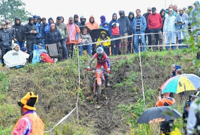 Enduro "Rund um Zschopau" bittet zum Tanz - Zuschauer-Magnet Schlammloch Börnichen. Foto: Thorsten Horn