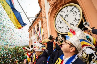 "Energie für Krisen" - Die fünfte Jahreszeit beginnt - Auf dem Schillerplatz feierten an die 9.000 Närrinnen und Narren bei frischem Wetter. 