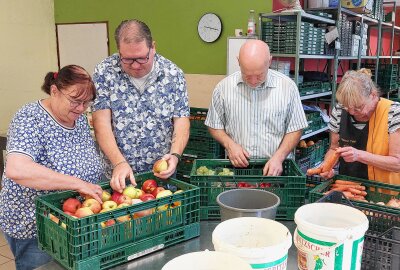 Enormer Personalmangel: Plauener Tafel gerät unter Druck! - Andreas Heinz (2. von rechts) hat mit angepackt. Der Landtagsabgeordnete unterstützt die Plauener Tafel seit drei Jahrzehnten. Foto: Karsten Repert