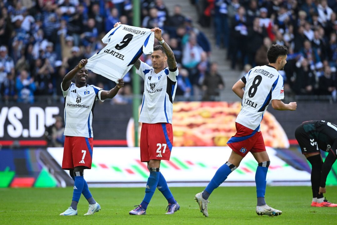 "Entwicklung ist super": HSV gewinnt Topspiel - Gruß an Glatzel: Die HSV-Spieler Davie Selke (M) und Jean-Luc Dompe jubeln mit einem Trikot ihres verletzten Torjägers.