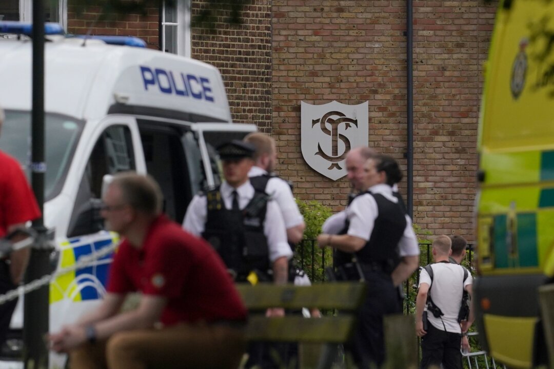 Epileptischenr Anfall: Auto rast in Londoner Schule - Polizisten am Einsatzort, nachdem ein Auto gegen das Gebäude einer Grundschule gefahren ist.