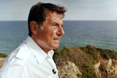 Er war Herz und Seele des deutschen Chansons - Die Nachdenklichkeit des reifen Sängers: Udo Jürgens, fast 80 Jahre alt, in der Nähe seines Hauses an der Algarve. Eine Szene aus der ARD-Dokumentation "Der Mann, der Udo Jürgens ist" (erhältlich auf DVD und Blu-ray).