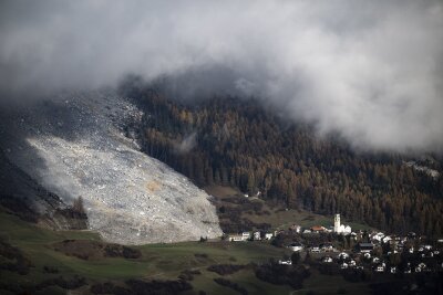 Erdrutsch-Risiko: Schweizer Dorf wird erneut evakuiert - Rund 90 Menschen müssen ihre Häuser und Höfe verlassen.